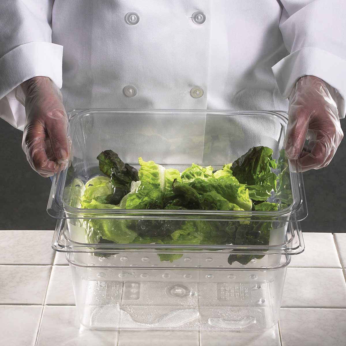 Cambro 25CLRCW135 Camwear 1/2 Size Colander Food Pan, Clear, 5" Deep - Image 3