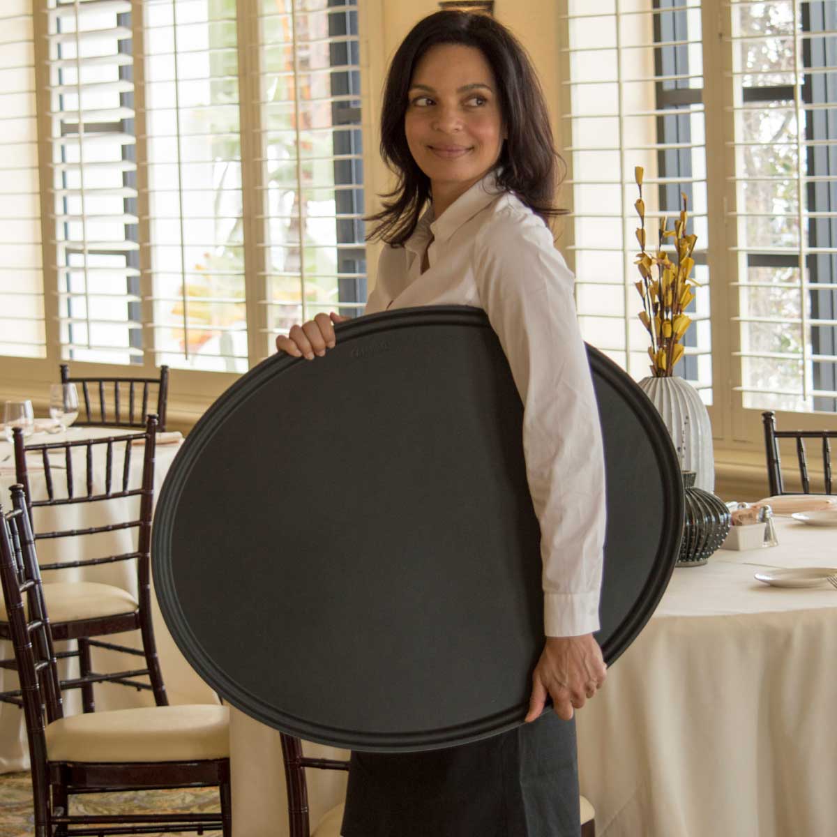 Cambro 2700CT110 Camtread Oval Server Tray, Black, 27" x 22" - Image 3