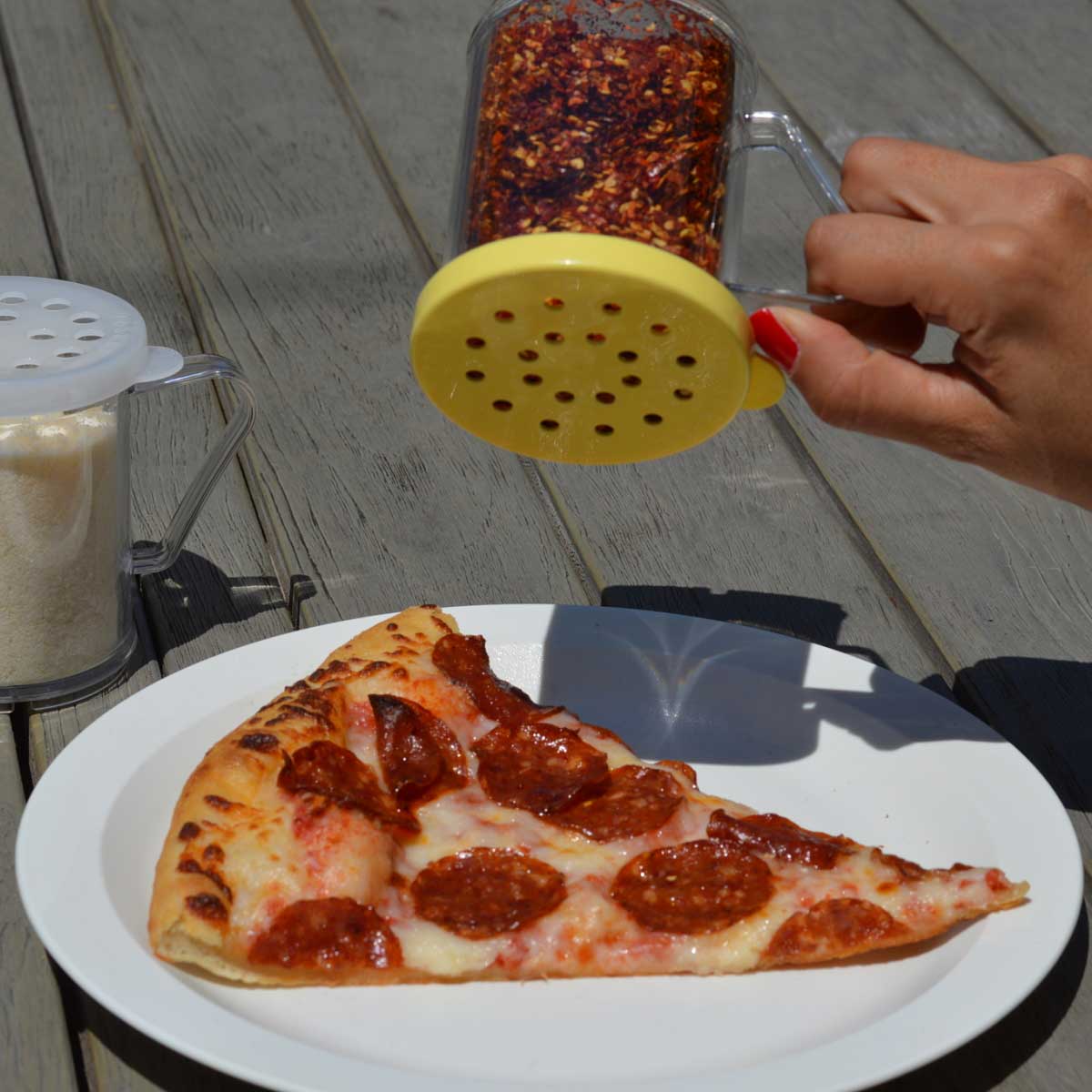 Cambro 96SKRC135 Camwear Shaker / Dredge w/ Cheese Lid, 10 oz. - Image 3