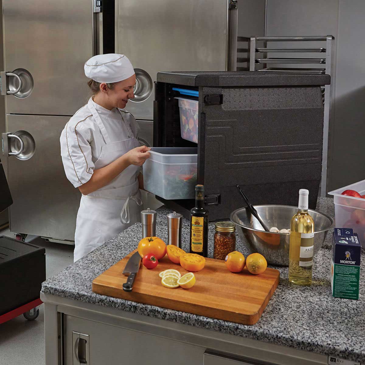 Cambro EPP400110 Cam GoBox Front Loader, Black - Image 4