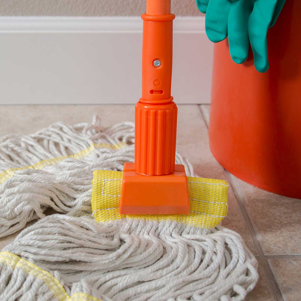 Carlisle 36947524 Jaw Style Mop Handle, Orange, 60" - Image 6